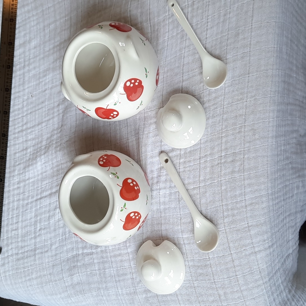 Pair of apple 🍎 pattern sugar and cream containers,  small spoons and lids - Picture 4 of 6